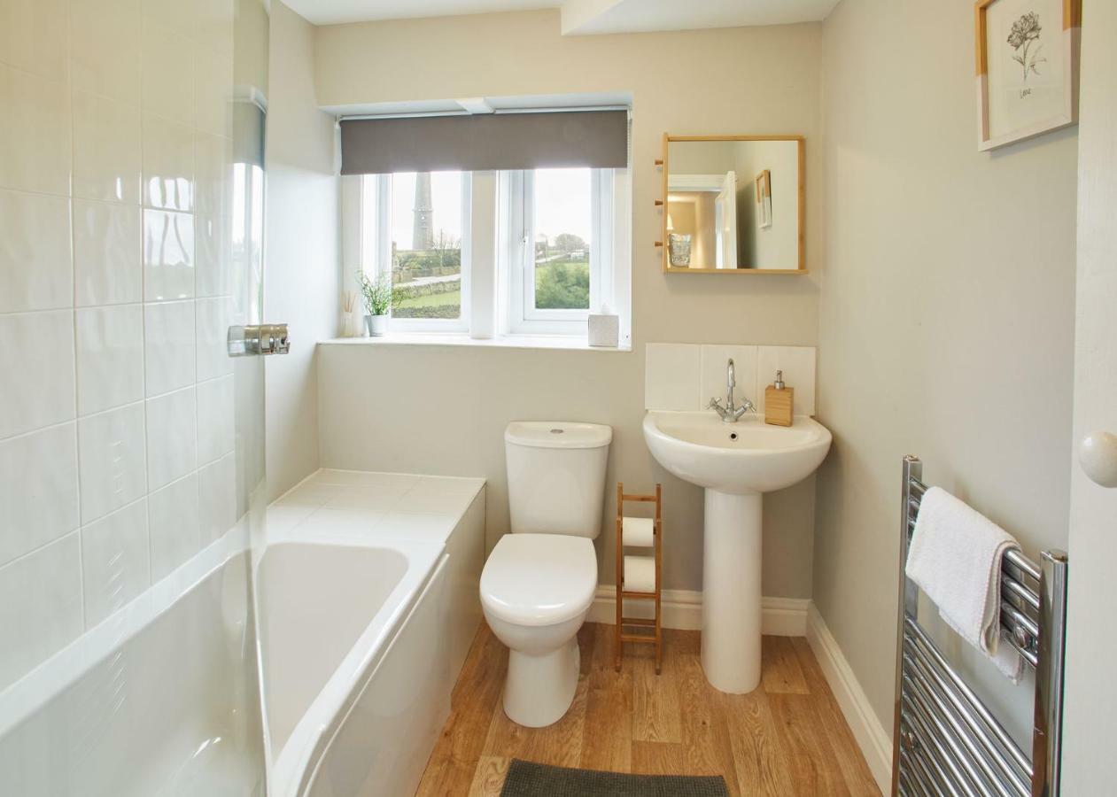 Host & Stay - Cosy Cottage Emley Exterior photo